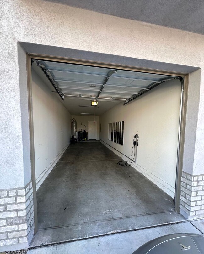 Building Photo - 4 bed 2.5 bath townhouse in The Crossings