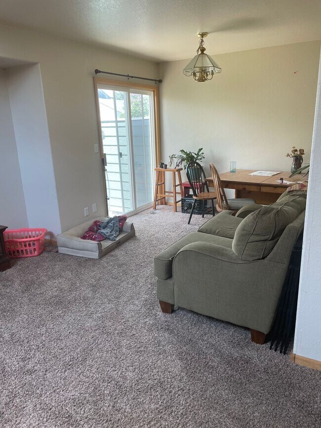 Building Photo - Beautiful 3 Bed, 3 1/2 Bath Townhome in Northwest Fort Collins!