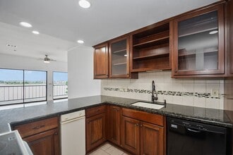 Building Photo - 401 Lakeside Ln