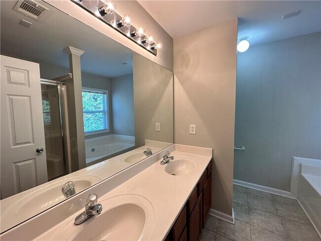 Building Photo - 2403 Walnut Tree Ln