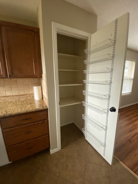 Building Photo - 1925 Willow Vale Dr