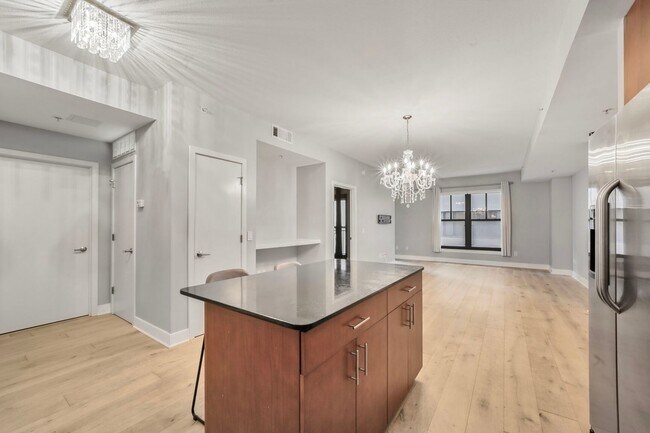 Building Photo - Available Now! High End 1 Bed/ 1 Bath in Amenity Rich Building