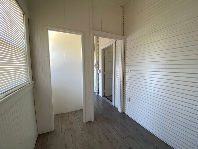 Building Photo - One Bedroom Apartment in Downtown Stockton