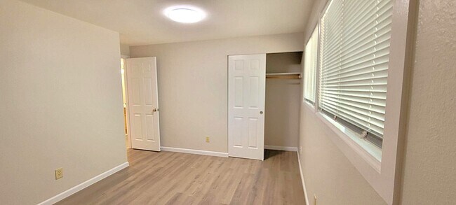 Building Photo - Updated 4 Bedroom Rambler – Spacious, Styl...
