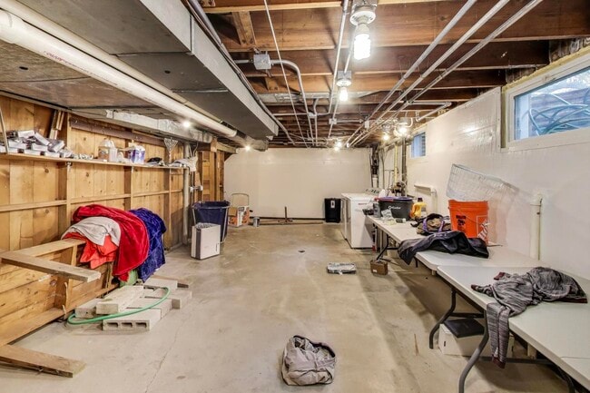 Building Photo - 4350 Bobolink Terrace