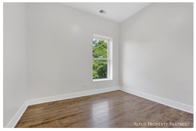 Building Photo - 4927 S Prairie Ave