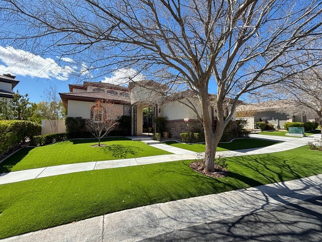 Building Photo - Gorgeous 4bed/4.5 bath home in Queensridge!