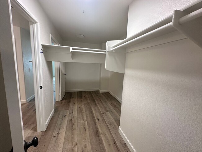Building Photo - A stunning 4-bedroom haven, fully renovate...