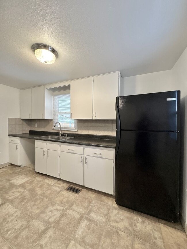 Building Photo - Immaculate, Updated, & Bright Home in West...
