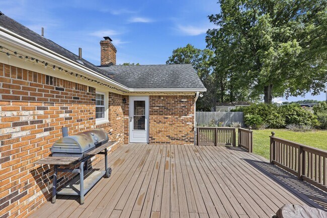 Building Photo - Stunning 4-Bedroom Waterfront Retreat with Modern Upgrades & Lake Living.
