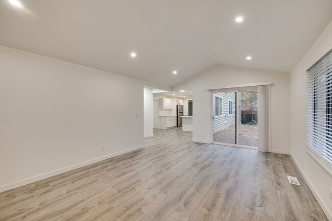 Building Photo - Beautifully Remodeled 4-Bedroom Home in Kenmore for Rent