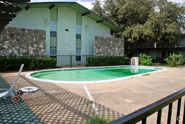 Pool - Trade Winds Apartments