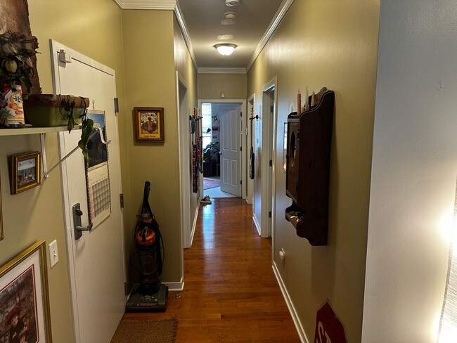 Building Photo - Spacious 3 Bed, 2 Bath Steps to Taylor Street