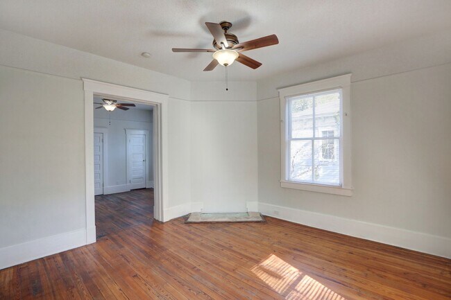 Building Photo - 212 W 39th St