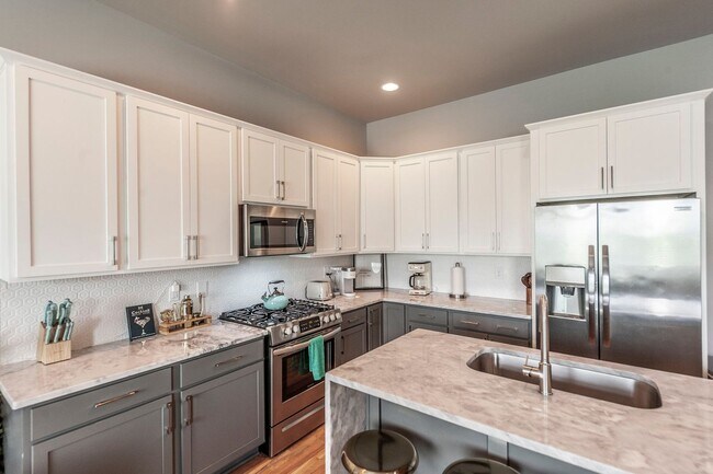 Building Photo - FULLY FURNISHED CAN BE NEGOTIATED!!