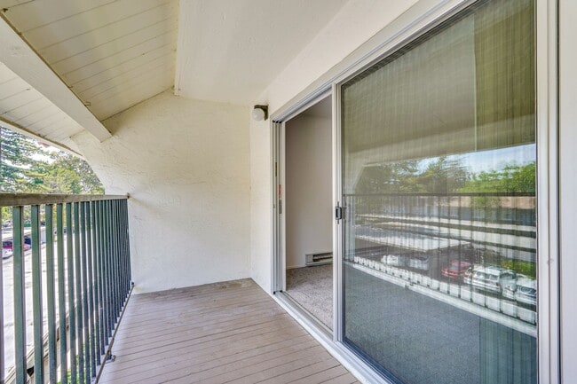 Building Photo - Up-Dated 1/1 3rd. Floor Condo Located in S...