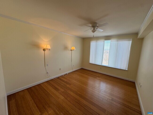 Building Photo - 500 Crestwood Dr