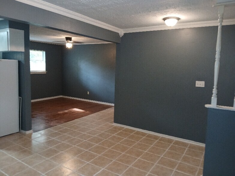 Building Photo - 105 E Woodcrest Dr