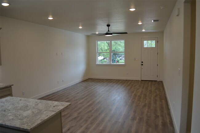 Building Photo - 729 Canyon Bend