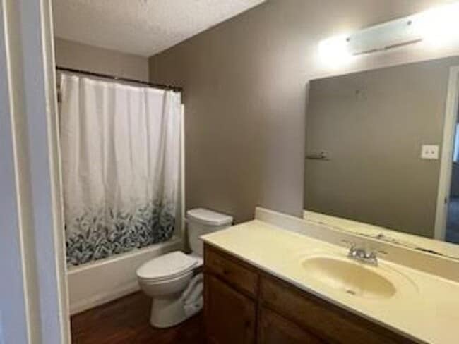 Building Photo - 2/2 Large 1200 Sq Ft Duplex with Garage and Large Backyard