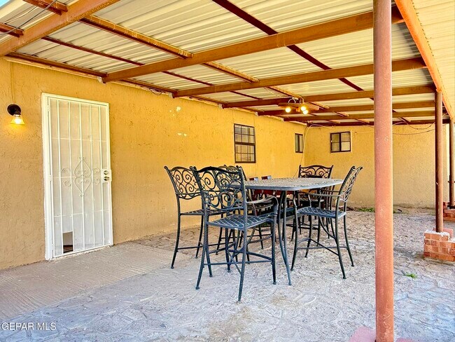 Building Photo - 13373 Greendale