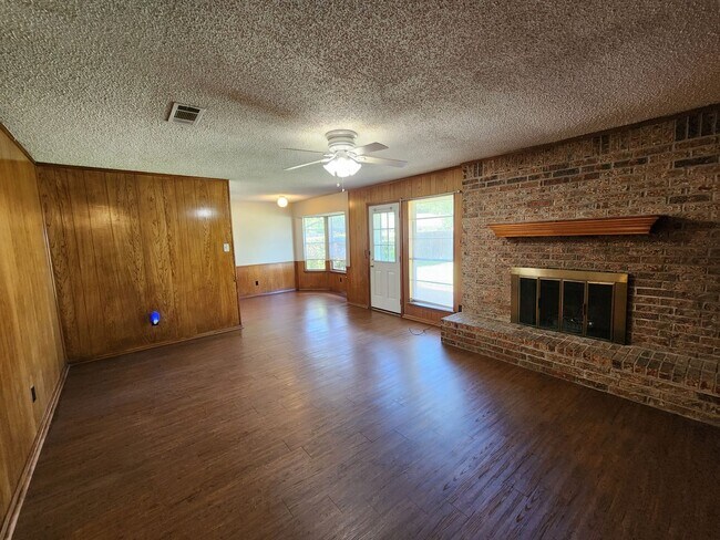 Building Photo - Classic 3 bedroom in Haltom City