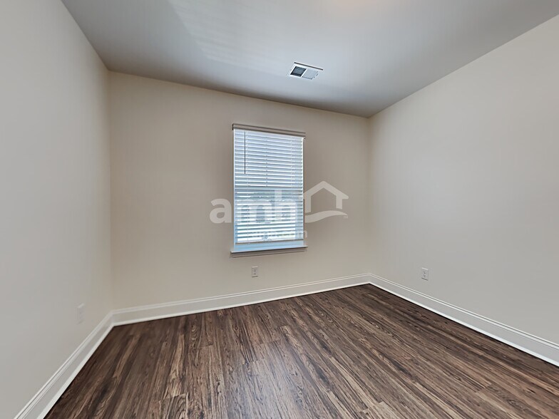 Building Photo - 505 W Lionel Rd