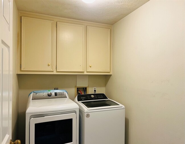 Building Photo - 14734 Charlmont Dr