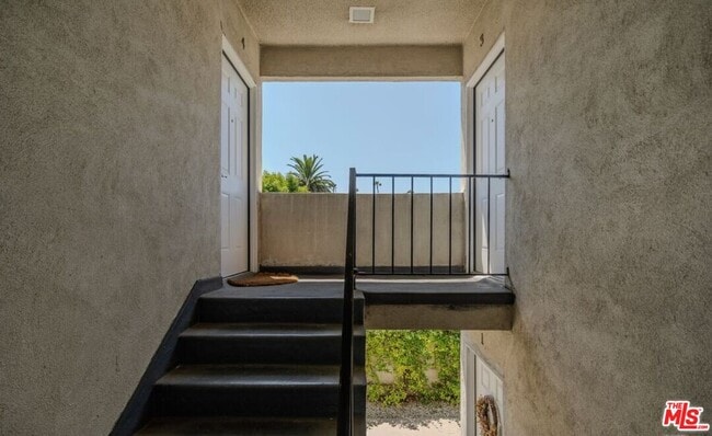 Building Photo - 2210 S Sycamore Ave