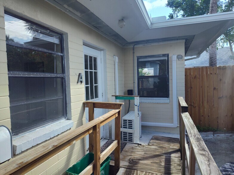 Building Photo - 318 N Oleander Ave