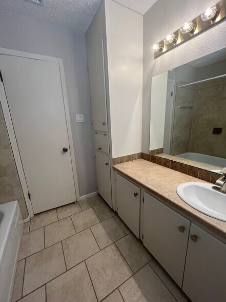Hall Bath - 6160 Denis Ln