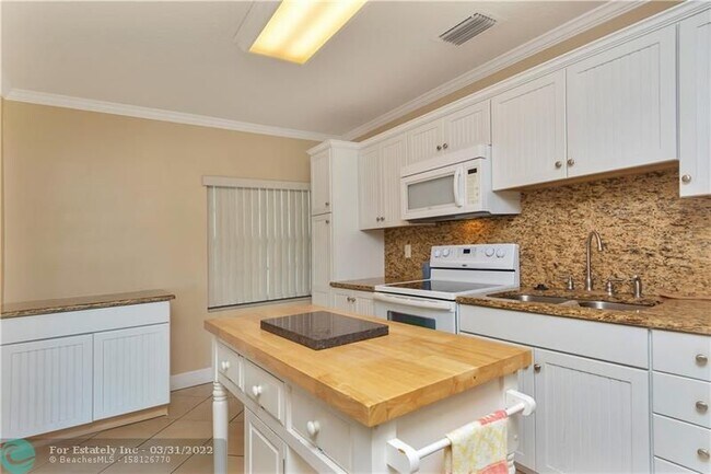 Building Photo - 120 Cypress Club Dr