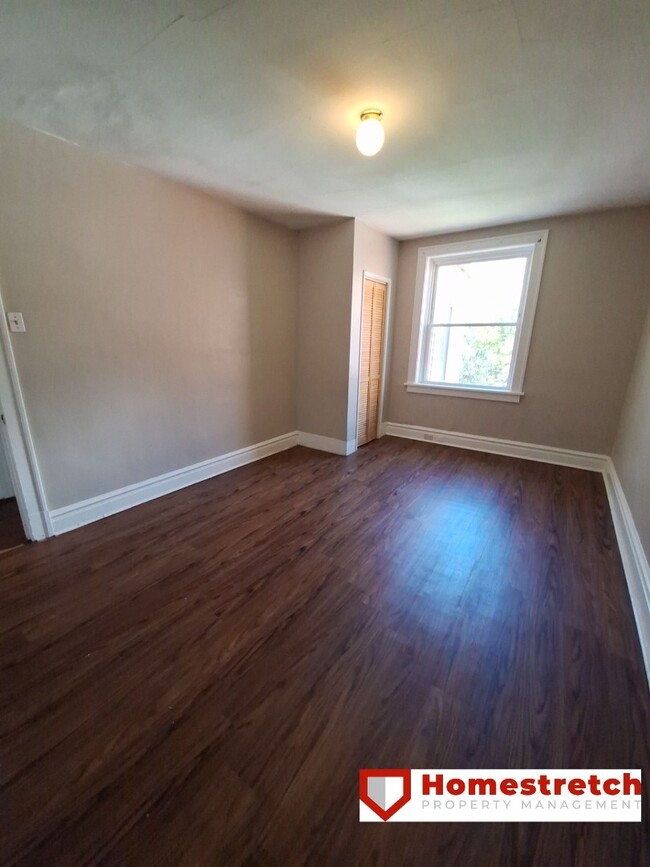 Building Photo - One Bedroom Unit Available for Immediate M...