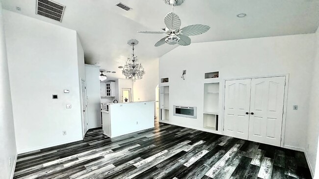 Building Photo - 546 SE 5th Ave