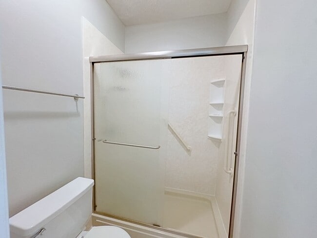 Building Photo - Welcome to this charming 2-bedroom, 2-bath...