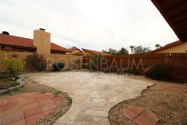 Building Photo - Stunning 2-bedroom, 1.5-bath haven in Phoe...