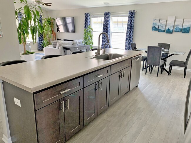 Building Photo - 104 Emerald Dr