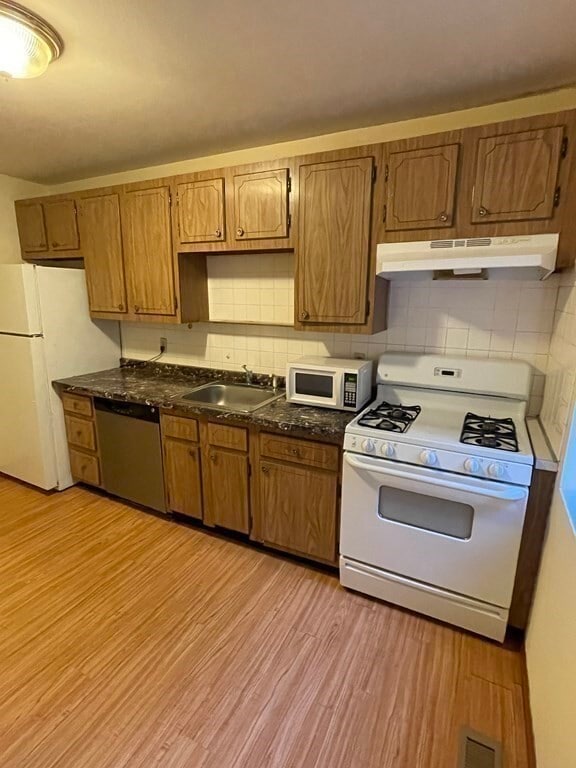 Building Photo - 44 Bayberry Dr