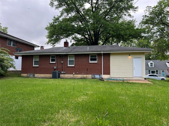 Building Photo - 6911 Pine Ridge Dr
