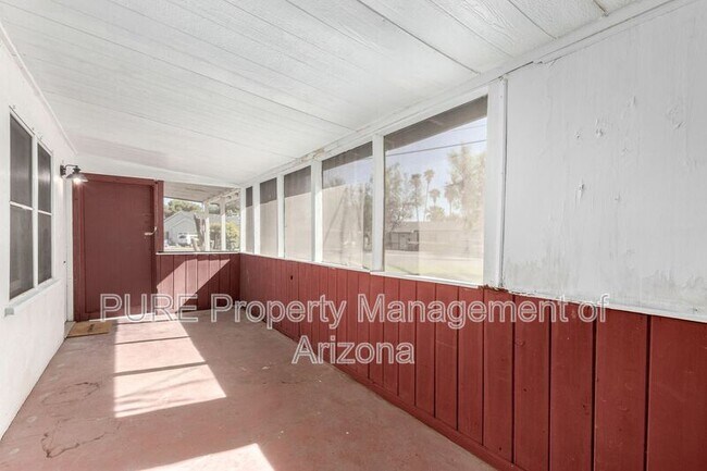 Building Photo - 912 E Montebello Ave