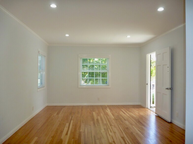 Building Photo - 845 Flower Ave