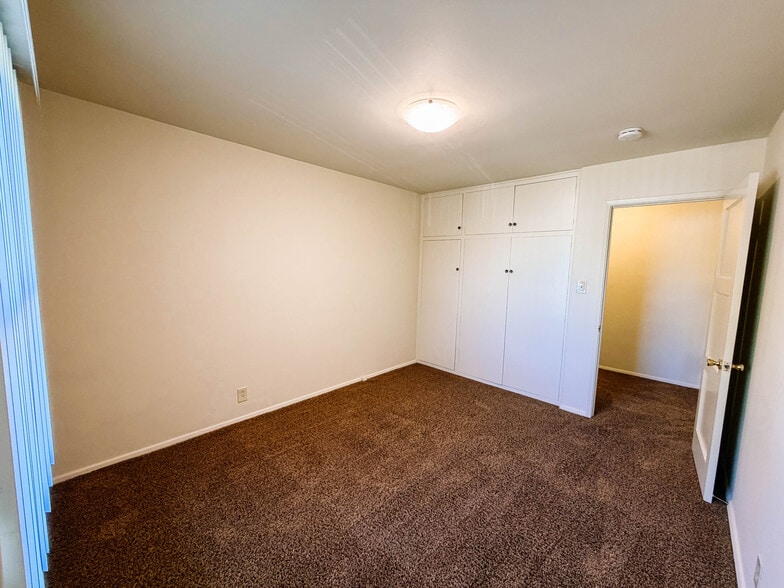 Building Photo - 226 N Marengo Ave