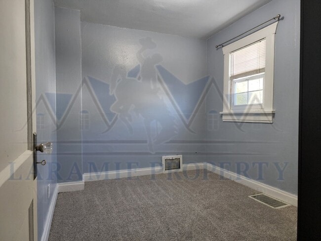 Building Photo - Charming 3-Bedroom Home with Hardwood Floo...