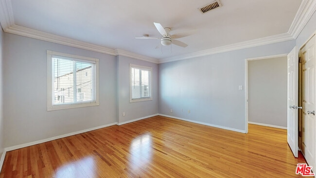 Building Photo - 432 S Doheny Dr