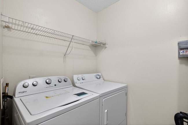 Building Photo - Newly Renovated Townhome in Presidential Lakes