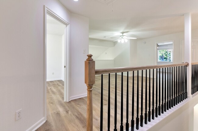 Building Photo - 22 N Queenscliff Cir