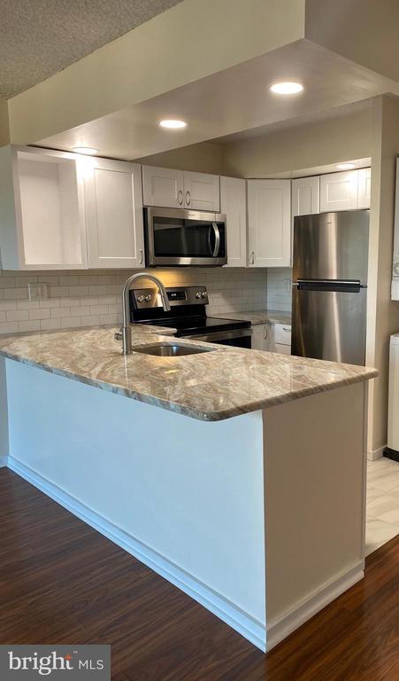 Building Photo - 200 Lombard St