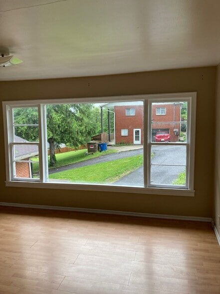 Building Photo - 110 School St