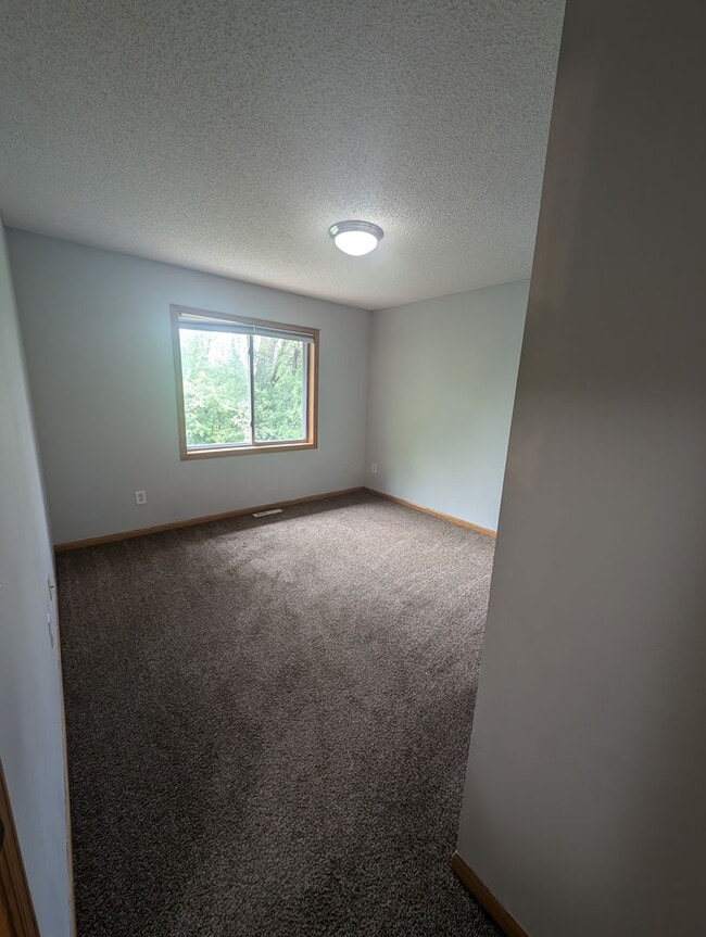 Building Photo - Updated 3BR Townhome in Eagan – Close to S...