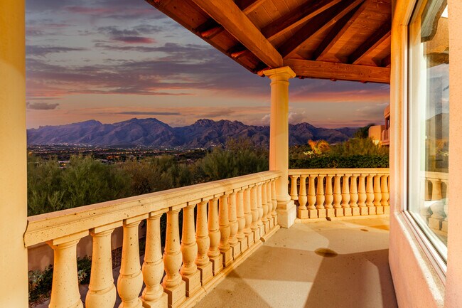 Catalina Foothills 4 bedroom 4 bath Home located in prestigious Canyon Ridge. 270-degree VIEWS! - 4667 N Rocky Crest Plz